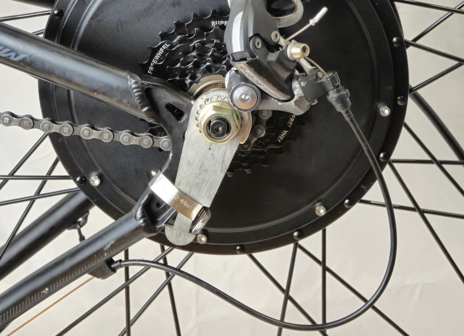 Momentarm monterad på navmotor